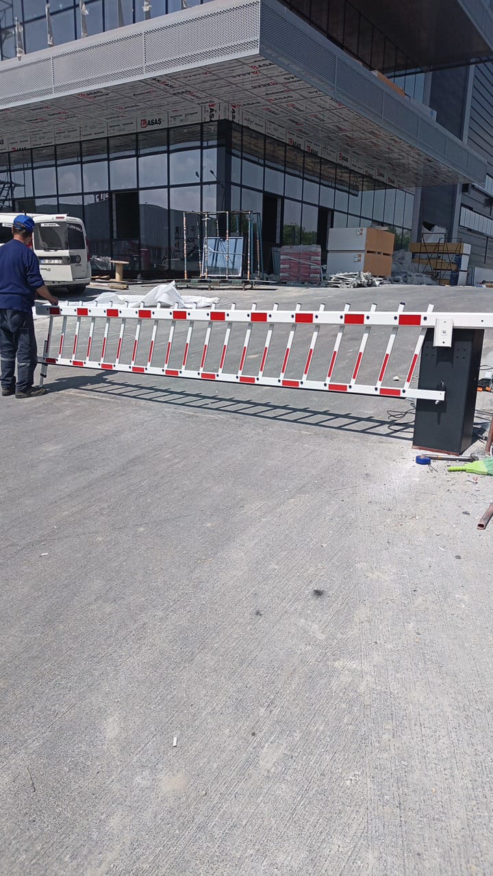 Çitli Kollu Bariyer